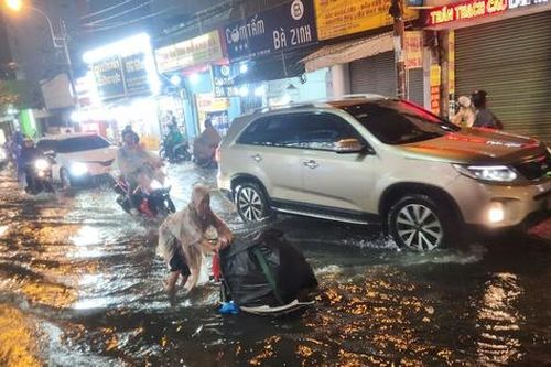 TP.HCM: Hễ mưa là ngập, người dân chật vật về nhà