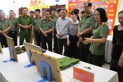 Tiếp nhận kỷ vật liệt sĩ và hiện vật truyền thống từ Công an 3 tỉnh: Đồng Nai, Đồng Tháp và Long An