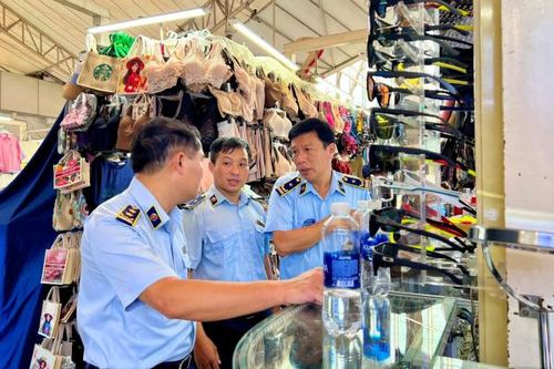 Thu giữ nhiều sản phẩm không rõ nguồn gốc tại Trung tâm Thương mại Saigon Square