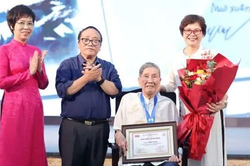 Nhạc sĩ Phạm Tuyên nhận danh hiệu Hiệp sĩ Dế Mèn
