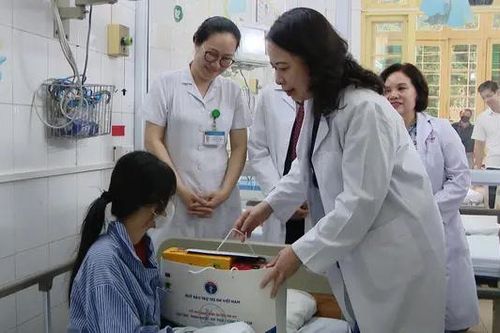 Phó Chủ tịch nước tặng quà bệnh nhi nhân dịp 1/6