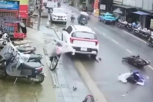 Ô tô tông loạt xe máy ở Sapa, một người tử vong