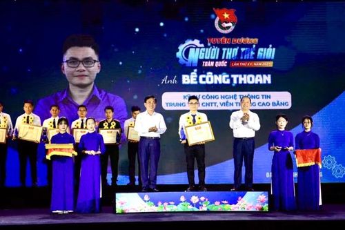Kỹ sư Bế Công Thoan với giải thưởng 'Người thợ trẻ giỏi' toàn quốc
