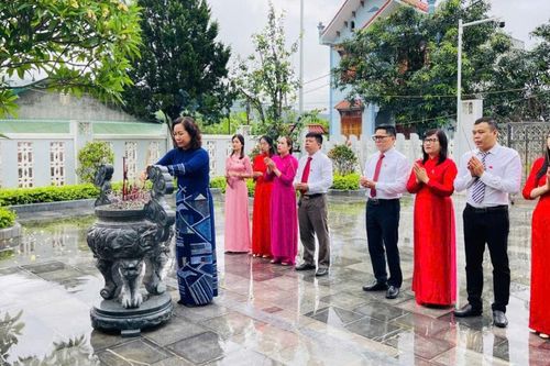 Chi bộ Công tác HĐND 2 sinh hoạt chuyên đề tại Khu lưu niệm đồng chí Hoàng Đình Giong