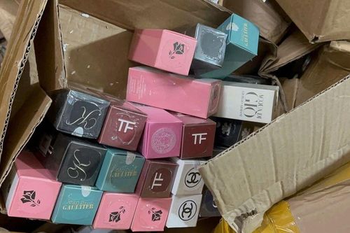 Đột kích kho nước hoa nghi giả Chanel, Dior ngay giữa phố cổ Hà Nội: Hành động gây chú ý của chủ cơ sở kinh doanh