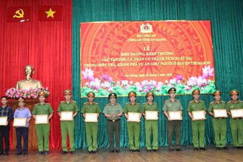 Khen thưởng lực lượng phá nhanh vụ án phó chủ tịch hội nông dân xã bị sát hại