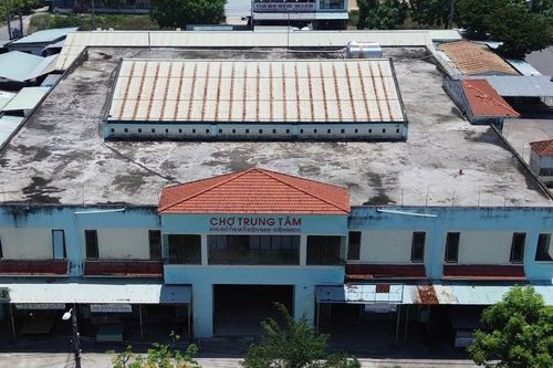 Giá thuê mặt bằng ở chợ đột ngột tăng vọt, hàng trăm tiểu thương điêu đứng