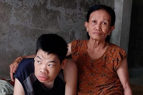 Mẹ đơn thân gần 70 tuổi gồng gánh suốt 30 năm nuôi con bị bại não
