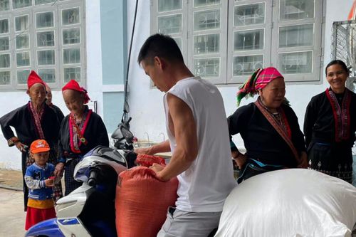 Quà đặc biệt ngày bế giảng, mỗi học sinh được 'thưởng' 60 kg gạo