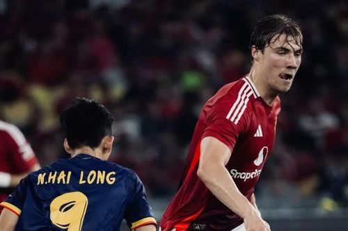 Mờ nhạt trước hậu vệ Campuchia, Rasmus Hojlund bị Man Utd 'bán tháo'