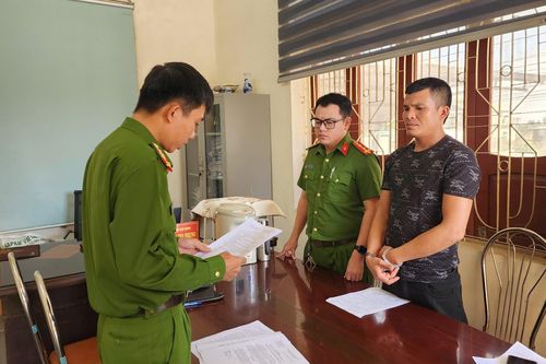 Tài xế lái xe đầu kéo không bằng lái, dương tính ma túy còn thách thức CSGT