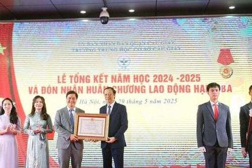 Trường THCS Cầu Giấy (quận Cầu Giấy) đón Huân chương Lao động hạng Ba