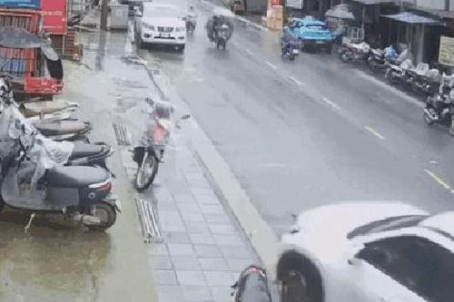 Ô tô 'điên' tông hàng loạt xe máy ở Sapa, 1 cháu nhỏ tử vong thương tâm
