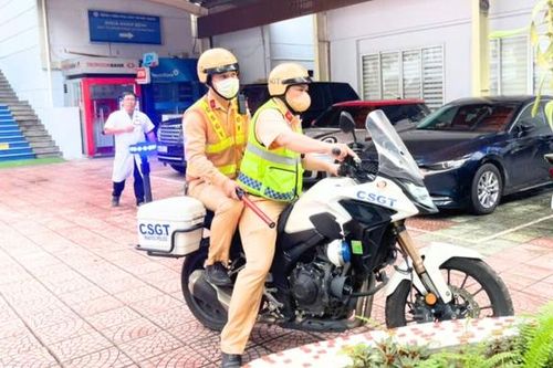 2 chiến sĩ CSGT mở đường, hỗ trợ đưa sản phụ vỡ ối chuyển dạ đến bệnh viện cấp cứu