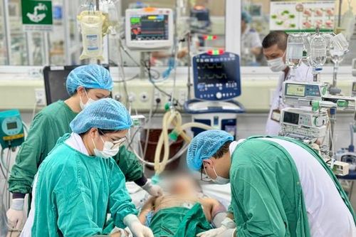 Người đàn ông 31 tuổi nguy kịch sau 4 ngày mắc thủy đậu, gia đình xin đưa về