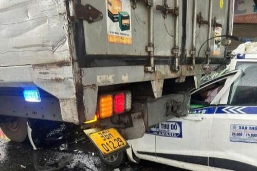 Taxi chui gầm xe tải, tài xế tử vong tại chỗ ở Long Biên