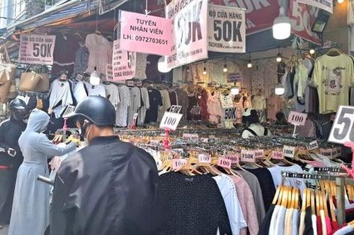 Khu chợ đầy hàng gắn mác thương hiệu nhưng giá rẻ 'giật mình'