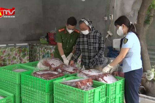 Phát hiện 1,2 tấn gan gà, lòng lợn bốc mùi tại cơ sở kinh doanh thực phẩm
