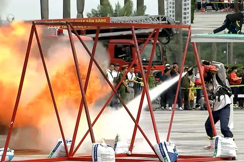 Kịch tính màn đua tốc độ vượt chướng ngại vật, dập lửa, cứu người của các chiến sỹ PCCC