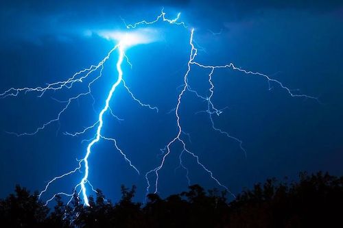 Người đàn ông bị sét đánh tử vong khi đang gặt lúa ngoài đồng