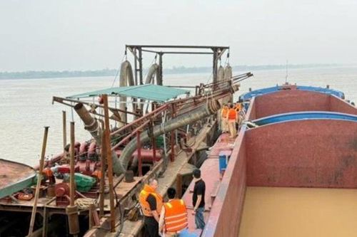 Hà Nội: Bắt hai tàu hút cát lậu trên sông Hồng
