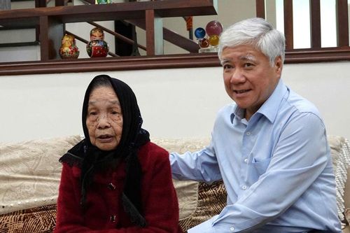 Chủ tịch Đỗ Văn Chiến thăm và tặng quà Mẹ Việt Nam Anh hùng tại Gia Lai