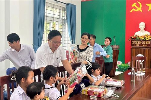 Chủ tịch Mặt trận tỉnh Quảng Nam thăm, tặng quà trẻ em khuyết tật