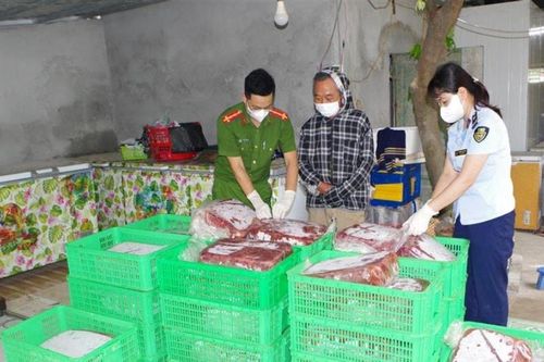 Hà Nam: Phát hiện cơ sở đang bày bán hơn 1,2 tấn nội tạng bẩn