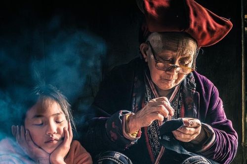 Ảnh chụp 2 thế hệ Dao Đỏ ở Lào Cai thắng giải của National Geographic