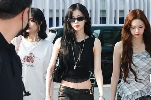 Đàn em BlackPink mặc gợi cảm khi tới TP.HCM