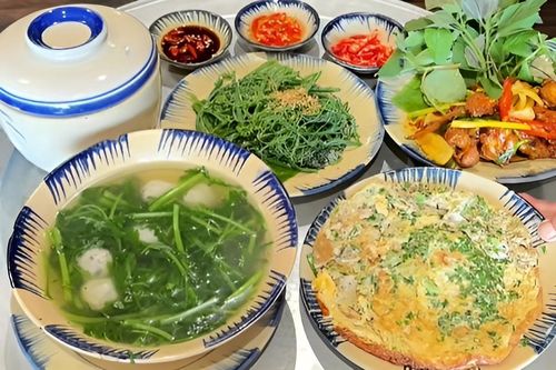 Quán 'cơm quê' ở TP.HCM bán đĩa trứng chiên 110.000 đồng gây tranh cãi