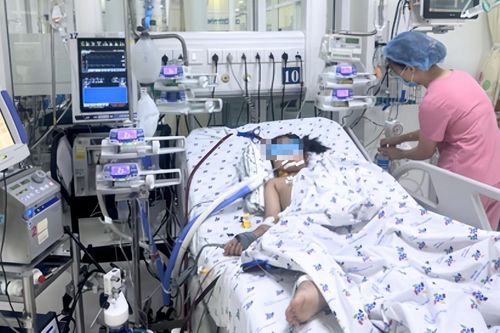 Bé gái 8 tuổi suy đa cơ quan vì viêm phổi nặng
