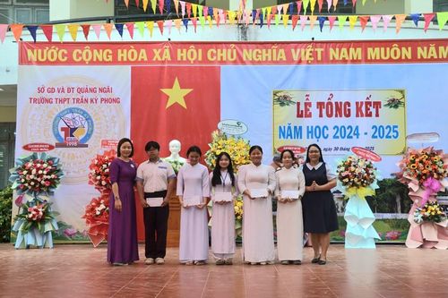 Báo Văn Hóa trao học bổng cho học sinh nghèo Quảng Ngãi