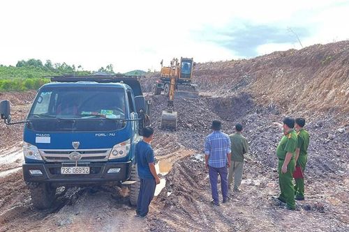 Bắt quả tang 3 đối tượng khai thác, vận chuyển đất trái phép