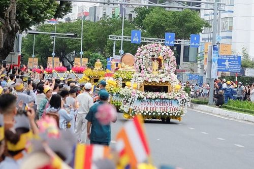 Người dân Đà Nẵng đón xá lợi Đức Phật