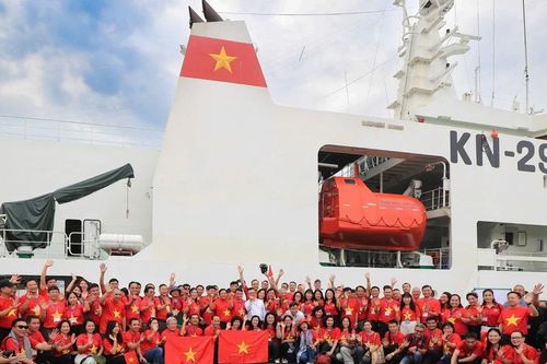 Đoàn công tác 100 nhà báo của Hội Nhà báo Việt Nam thăm quân và dân huyện đảo Trường Sa