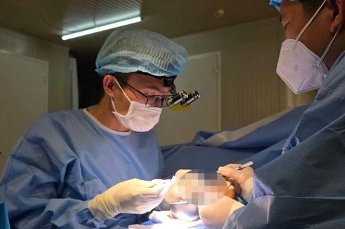 Bệnh viện dã chiến Việt Nam cấp cứu thành công ca tổn thương phức tạp gần đứt lìa ngón tay