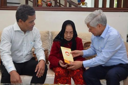 Đồng chí Đỗ Văn Chiến thăm, tặng quà tại tỉnh Gia Lai