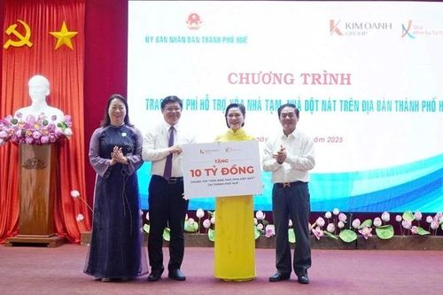Trao 10 tỷ đồng hỗ trợ xóa nhà tạm, nhà dột nát tại thành phố Huế
