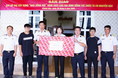 Lữ đoàn 685 (Vùng 4 Hải quân) bàn giao Nhà đồng đội