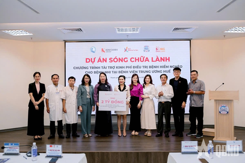 'Sóng chữa lành' trao tặng 2 tỷ đồng hỗ trợ kinh phí điều trị cho bệnh nhi tại Huế