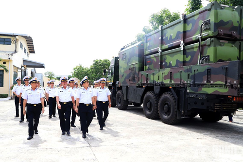 Phó đô đốc Trần Thanh Nghiêm kiểm tra tại Lữ đoàn 680 (Vùng 3 Hải quân)