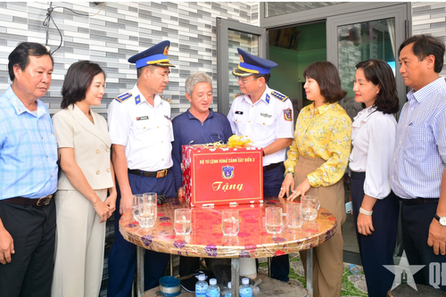 Vùng Cảnh sát biển 2 thực hiện Chương trình 'Cảnh sát biển đồng hành với ngư dân' tại Bình Định