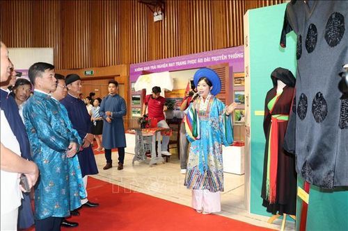 Trưng bày Áo dài Việt Nam qua các thời kỳ lịch sử bên bờ Di sản vịnh Hạ Long