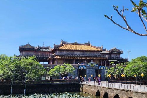 Du lịch Việt: Trải thảm đỏ đón đạo diễn đoạt Oscar, nhà vô địch Olympic