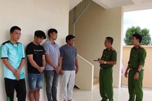 Triệt phá đường dây vận chuyển trái phép máy gặt đập từ Campuchia về Việt Nam