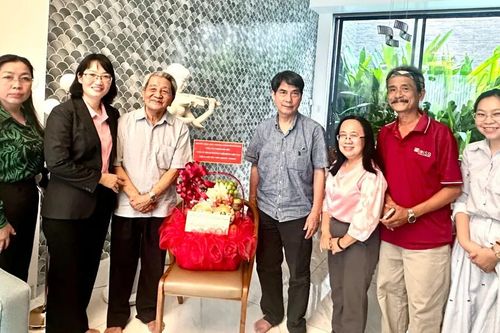 Lãnh đạo TPHCM thăm và tặng quà văn nghệ sĩ tiêu biểu