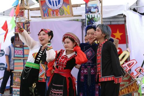 Học sinh, sinh viên dân tộc thiểu số tìm hiểu văn hóa cộng đồng