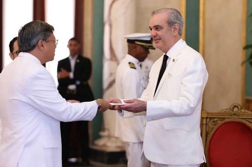 Đại sứ Lê Quang Long trình Thư ủy nhiệm lên Tổng thống Cộng hòa Dominica