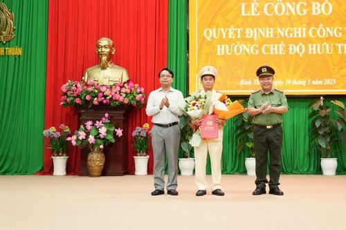 Phó Giám đốc Công an tỉnh Bình Thuận nhận quyết định nghỉ hưu